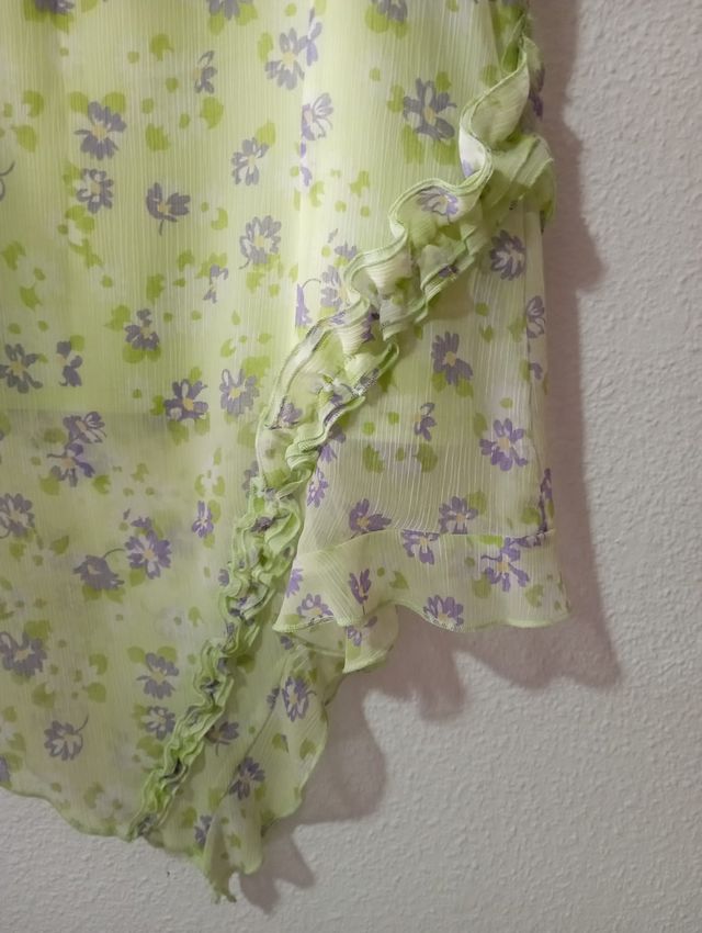 Top y blusa con estampado de flores y volante