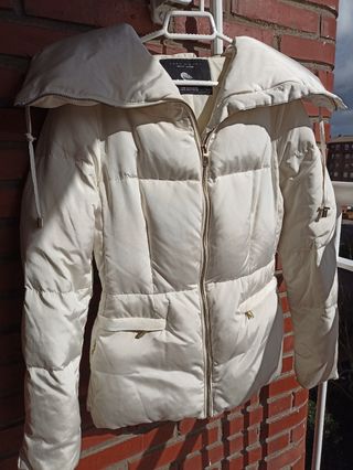 Plumífero corto mujer Zara de segunda mano por 15 EUR en Landabarri en  WALLAPOP