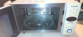Horno microondas Panasonic inverter dimensión 4 de segunda mano por 50 EUR  en Marbella en WALLAPOP