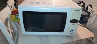 Horno microondas Panasonic inverter dimensión 4 de segunda mano por 50 EUR  en Marbella en WALLAPOP