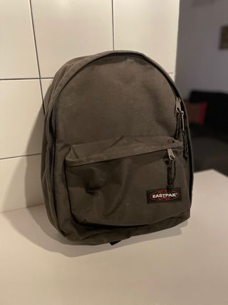 Mochila Eastpak clásica Verde de segunda mano por 15 EUR en Barcelona en  WALLAPOP