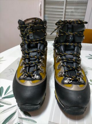 Botas Asolo alta montaña N 42 1\\/2 de segunda mano por 150 EUR en La  Almunia de Doña Godina en WALLAPOP