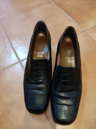 Zapatos negros mujer tacón bajo talla 41 de segunda mano por 8 EUR en  Villamediana de Iregua en WALLAPOP