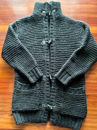 Chaqueta tres cuartos de hombre en negro de Zara de segunda mano por 30 EUR  en Santander en WALLAPOP