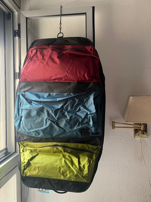 Porta traje con múltiples compartimentos