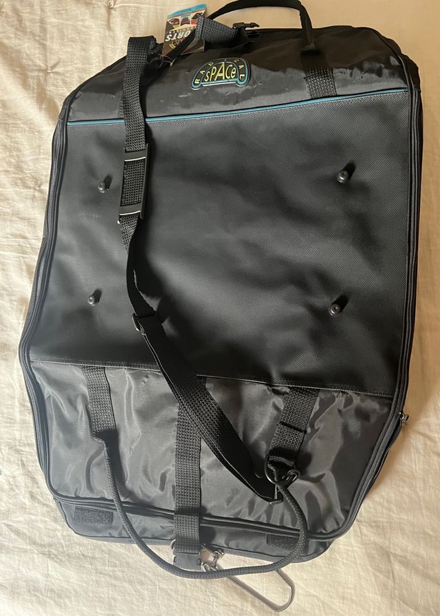 Porta traje con múltiples compartimentos