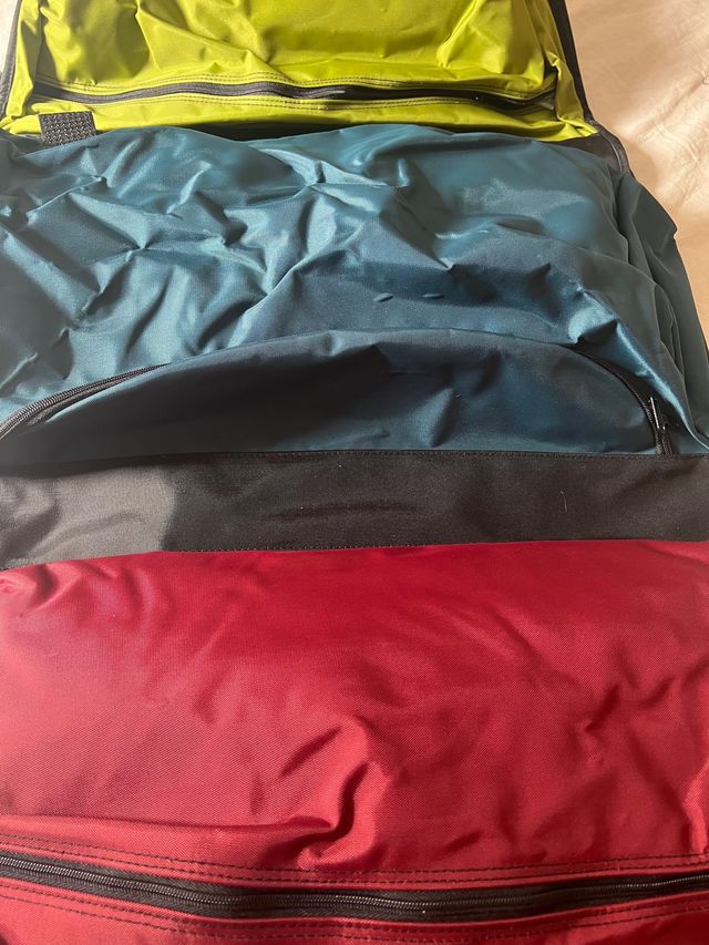 Porta traje con múltiples compartimentos