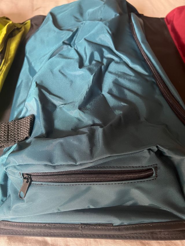 Porta traje con múltiples compartimentos