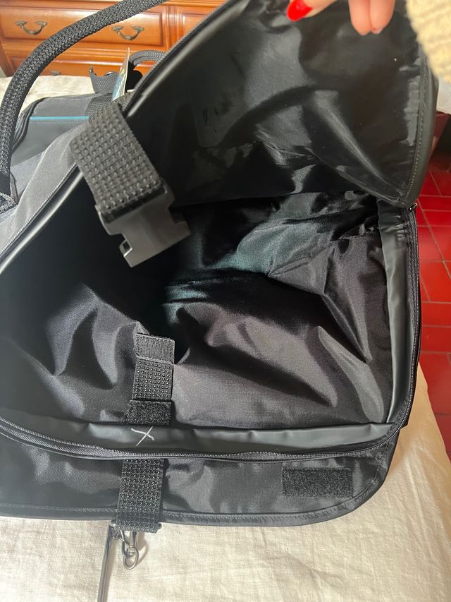 Porta traje con múltiples compartimentos