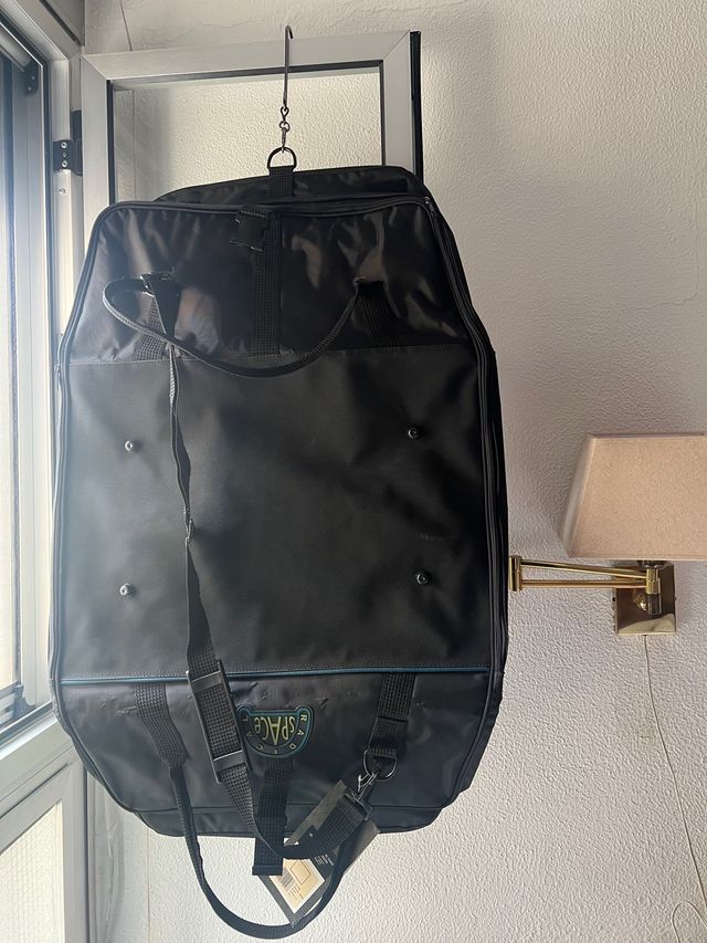 Porta traje con múltiples compartimentos