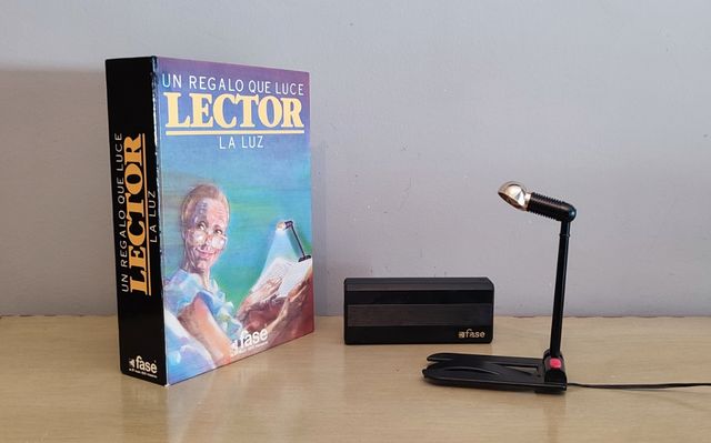 lámpara Fase en caja lamparita de leer diseño