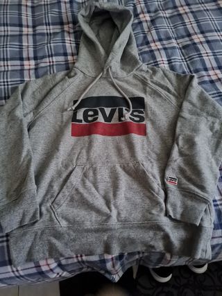 Sudadera chica Levis de segunda mano por 20 EUR en Agualada en WALLAPOP