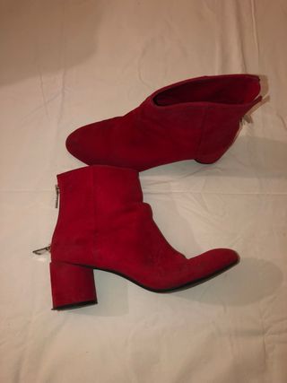 Botines Rojo Bershka de segunda mano por 5 EUR en Benifaió en WALLAPOP