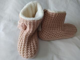 Zapatillas \\/ botas de estar por casa de segunda mano por 5 EUR en Getafe en  WALLAPOP