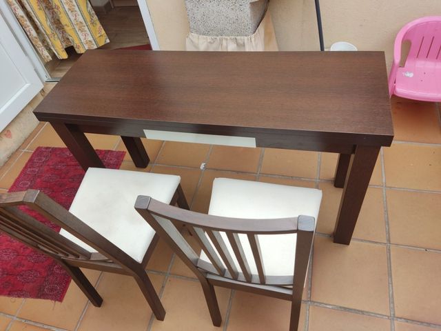 Mesa con dos sillas. Medidas 130x90x78