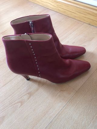 Botines Zara rojos tacón y tachuelas T-39 de segunda mano por 15 EUR en  Madrid en WALLAPOP