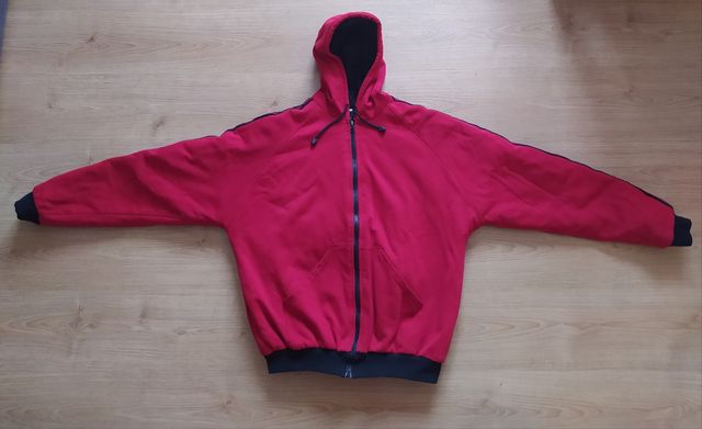 CHAQUETA ROJA CON RALLAS NEGRAS EN LAS MANGAS!