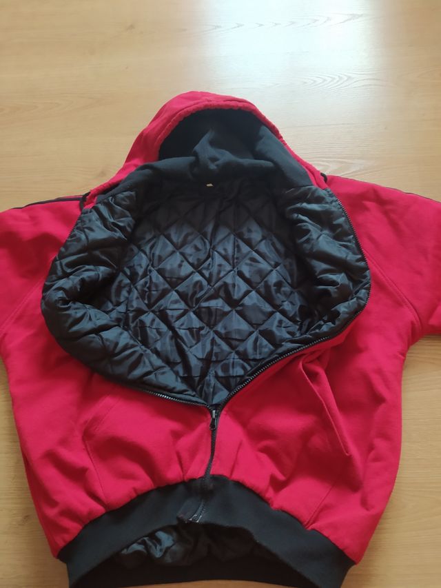 CHAQUETA ROJA CON RALLAS NEGRAS EN LAS MANGAS!