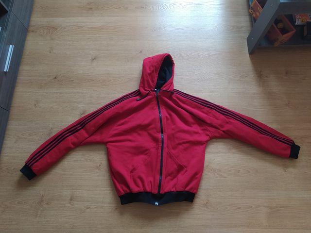 CHAQUETA ROJA CON RALLAS NEGRAS EN LAS MANGAS!