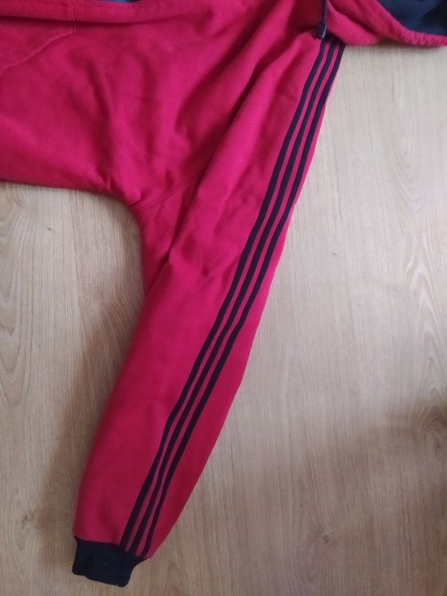 CHAQUETA ROJA CON RALLAS NEGRAS EN LAS MANGAS!