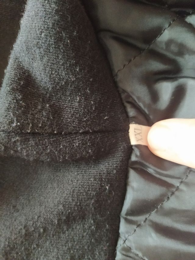 CHAQUETA ROJA CON RALLAS NEGRAS EN LAS MANGAS!