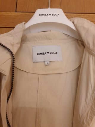 Chubasquero Bimba y Lola de segunda mano por 35 EUR en Murcia en WALLAPOP
