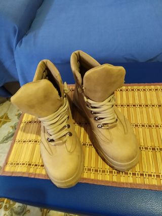 Zapatillas plataforma beige de segunda mano por 12 EUR en Xirivella en  WALLAPOP