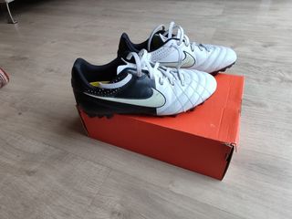 Botas futbol Nike tiempo césped artificial tal 38 de segunda mano por 15  EUR en Trobajo del Camino en WALLAPOP