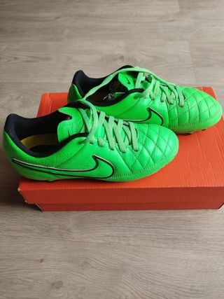 Botas de fútbol Nike tiempo talla 33 de segunda mano por 15 EUR en Trobajo  del Camino en WALLAPOP