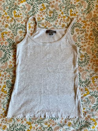 Camiseta tirantes gris básica Primark de segunda mano por 2 EUR en  Ciempozuelos en WALLAPOP