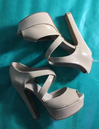 37 | Tacones MARYPAZ charol beige plataforma de segunda mano por 19,95 EUR  en Madrid en WALLAPOP