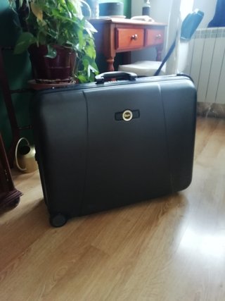 Maleta rígida con ruedas marca Dustin de segunda mano por 40 EUR en  Salamanca en WALLAPOP