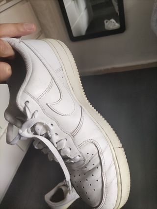 Nike AIR FORCE 1 suelas rotas de segunda mano por 15 EUR en Madrid en  WALLAPOP