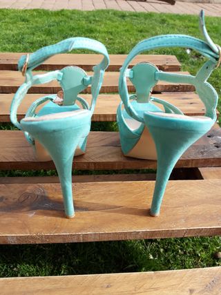 Tacones verde agua de segunda mano por 15 EUR en Ponferrada en WALLAPOP