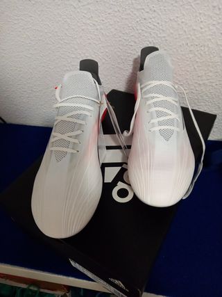 Botas futbol talla 43 y tres cuartos de segunda mano por 130 EUR en  Alcorcón en WALLAPOP