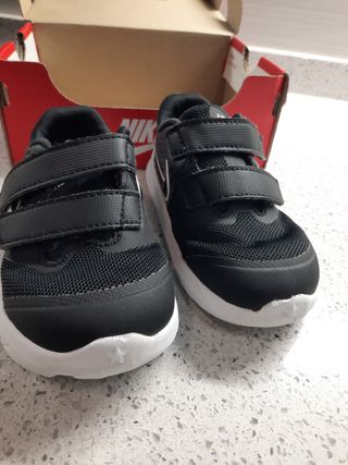 Zapatillas NIKE-talla 23,5 de segunda mano por 10 EUR en Barcelona en  WALLAPOP