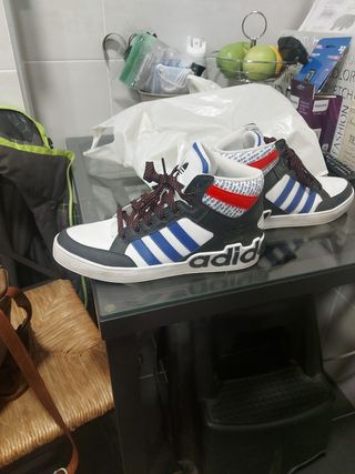 Zapatillas adidas hard court hi top talla 41.5 de segunda mano por 45 EUR  en Madrid en WALLAPOP