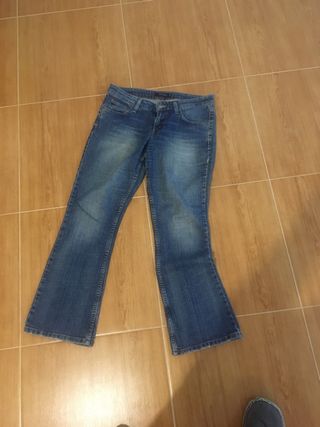 Pantalones levis 518 de segunda mano por 20 EUR en Elda en WALLAPOP