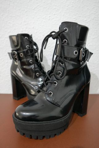 Botines tacón plataforma charol de segunda mano por 30 EUR en Barcelona en  WALLAPOP