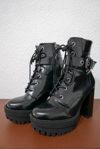 Botines tacón plataforma charol de segunda mano por 30 EUR en Barcelona en  WALLAPOP