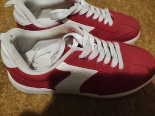 Zapatillas rojas plataforma 35 de segunda mano por 3 EUR en Málaga en  WALLAPOP