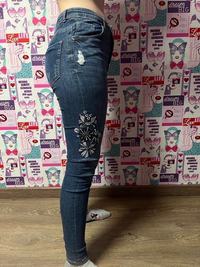 Pantalón Vaquero bordado y rasgado talla S