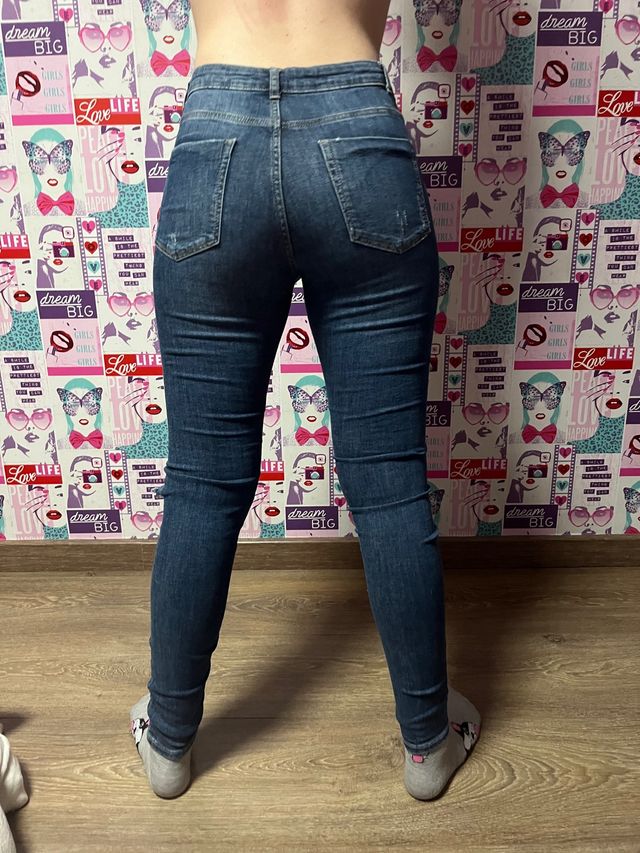 Pantalón Vaquero bordado y rasgado talla S