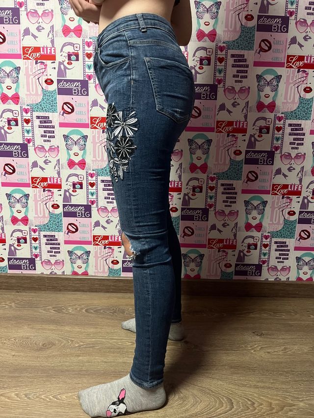 Pantalón Vaquero bordado y rasgado talla S