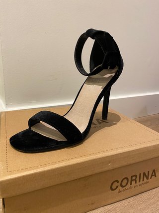 Sandalia negra tacón aguja 38 de segunda mano por 8 EUR en Madrid en  WALLAPOP