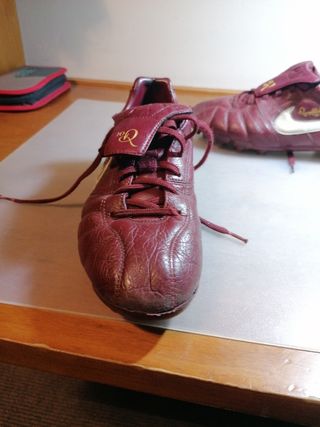 Botas fútbol Ronaldinho r10 de segunda mano por 20 EUR en Salamanca en  WALLAPOP