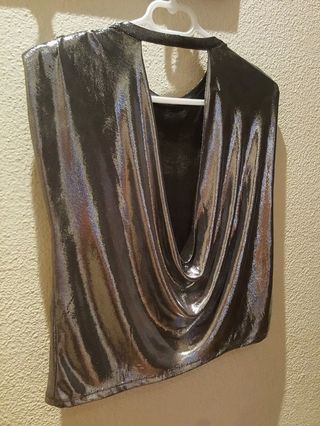 Blusa plateada brillante, elegante para fiesta de segunda mano por 5 EUR en  Madrid en WALLAPOP