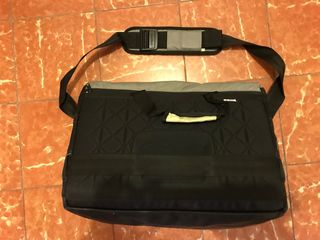 Mochila Newfeel como nueva. Bandolera y mochila. de segunda mano por 20 EUR  en Barcelona en WALLAPOP