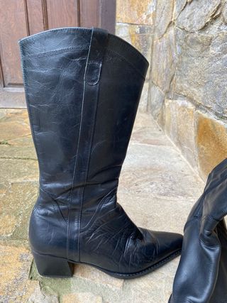 Botas de piel negras de segunda mano por 25 EUR en Santander en WALLAPOP