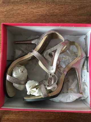 Sandalias de tacón alto talla 36 color plata vieja de segunda mano por 8  EUR en Ceuta en WALLAPOP